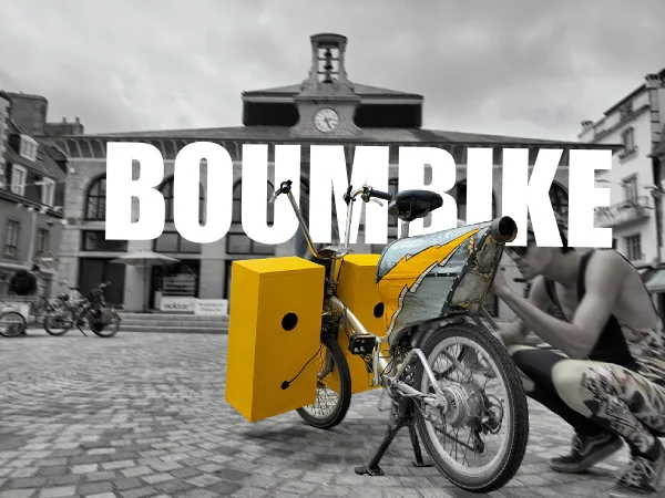 Photo du boumbike et Clément Chabot, sur la place des Halles de Concarneau, avec effet graphique sur l'image