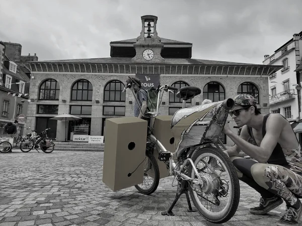 Photo du boumbike et Clément Chabot, sur la place des Halles de Concarneau
