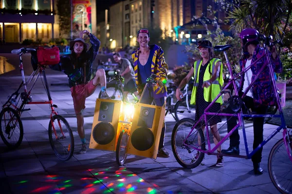 Photo d'une vélorution de festival, centrée sur le Boumbike éclairé
