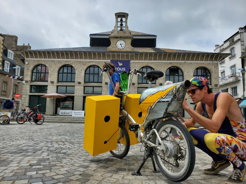 Photo de Clément Chabot faisant des réglages du boumbike, sur la place des Halles de Concarneau