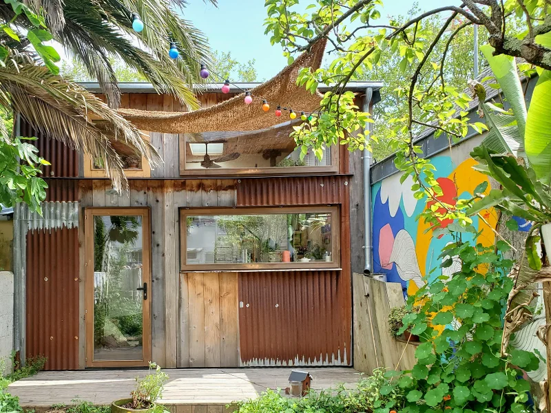 Photo de la cabane fermée, en fond de jardin