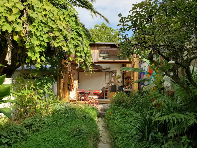 Photo de la cabane fermée, en fond de jardin