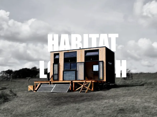 Photo de l'Habitat Low-Tech dans un champ, une tiny-house équipé de techniques low-tech, avec effet graphique sur l'image