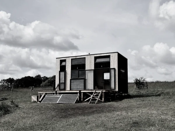Photo de l'Habitat Low-Tech dans un champ, une tiny-house équipé de techniques low-tech