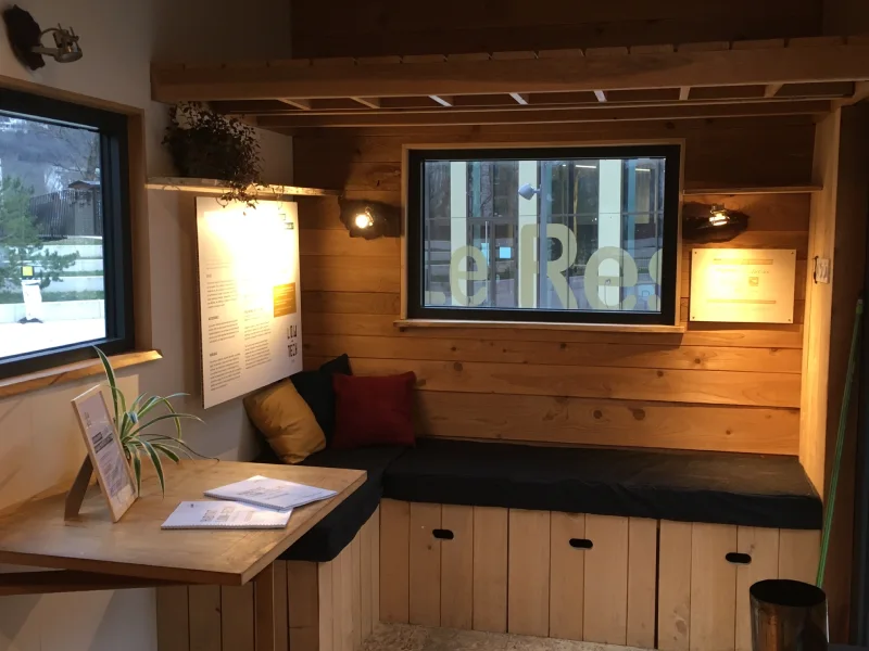 Habitat Low Tech - Intérieur avec vue sur la banquette