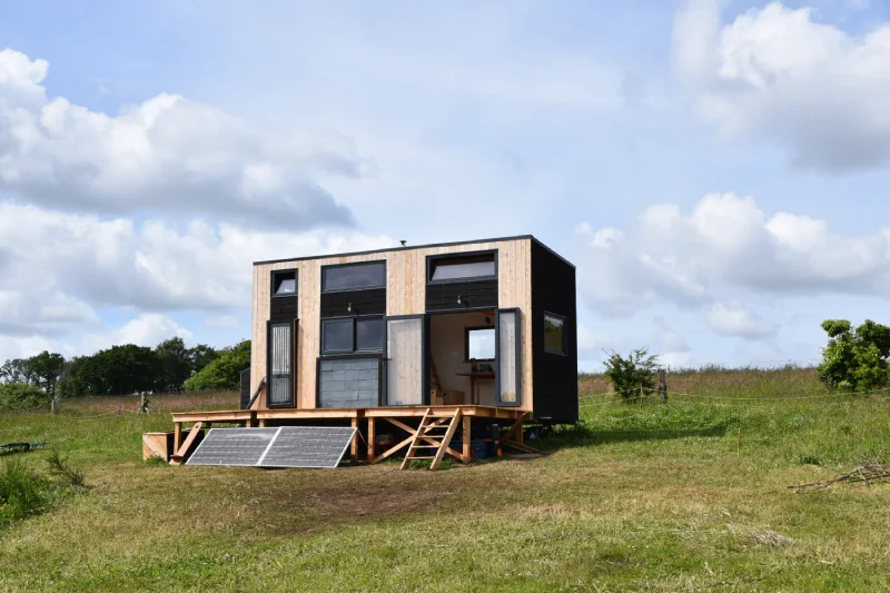 Habitat Low Tech - La tiny house seule dans un champ