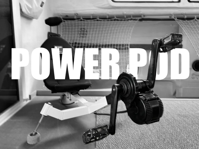 Photo du Power pod, installé dans le bateau WE Explore, avec effet graphique sur l'image