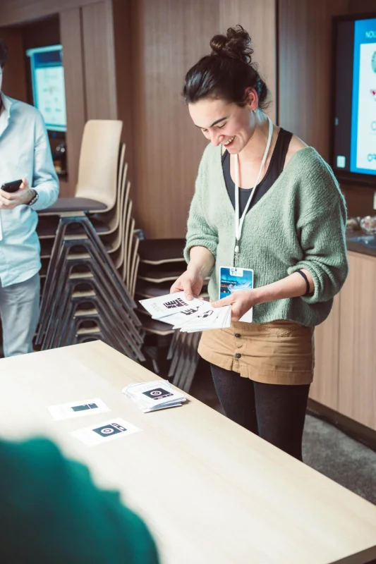 Photo d'une joueuse mélangeant les cartes REVOLT