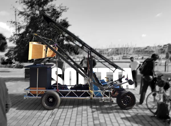 Photo de soletta, dans la rue près du port de Concarneau, avec effet graphique sur l'image