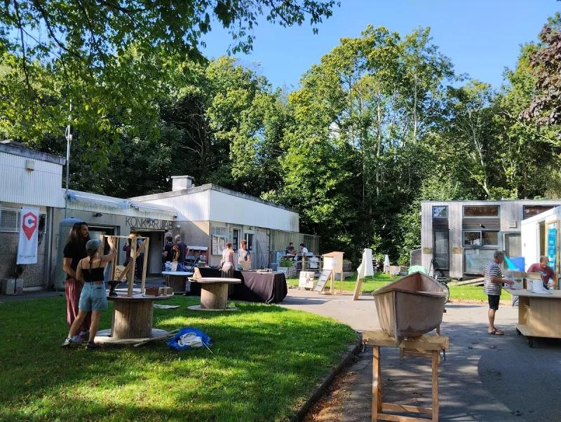 Photo du tiers lieu autonome ou fablab, environnement extérieur avec du public